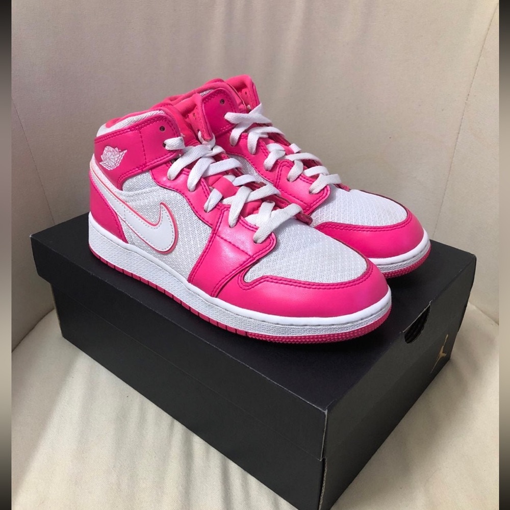 Nike Retro Air Jordan
Hyper White Pink Mid 1s 1